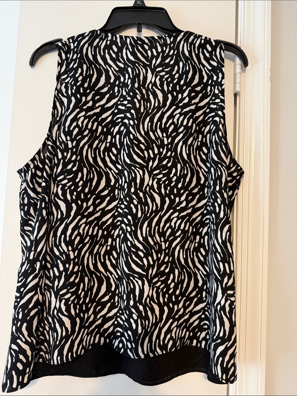 Nine West Black & White Abstract Zebra-Print Sleeveless tank XL Like new! - Picture 3 of 6